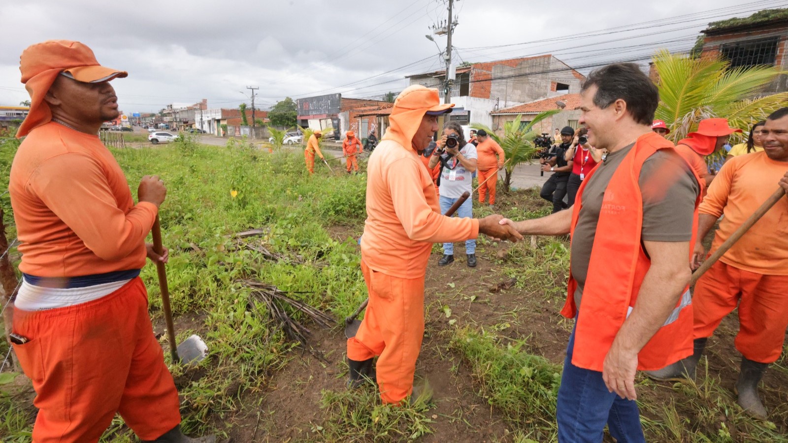 Evandro cumprimenta trabalhadores da limpeza